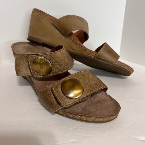 Taos Carousel Wedge Sandal in Tan Leather Size 42 EU - Picture 1 of 15